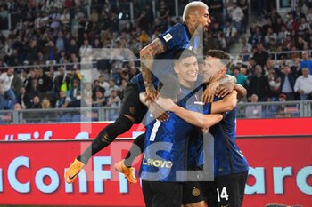 2022-05-11 - ROME, ITALY - May 11 : Ivan Perisic  of Inter Milan FC celebrates with his team mates after scoring the goal during the  Italian Cup final soccer match between  FC Juventus  and Inter Milan FC at Stadio Olimpico on May 11,2022 in Rome, Italy.  - FINAL 2021/2022 - JUVENTUS FC VS INTER - FC INTERNAZIONALE - ITALIAN CUP - SOCCER
