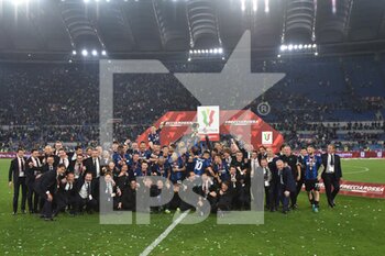 2022-05-11 - ROME, ITALY - May 11 :  Players Inter Milan FC  Celebrates The Victory during the  Italian Cup final  soccer match between   FC Juventus and Inter Milan FC at Stadio Olimpico on May 11,2022 in Rome, Italy.  - FINAL 2021/2022 - JUVENTUS FC VS INTER - FC INTERNAZIONALE - ITALIAN CUP - SOCCER