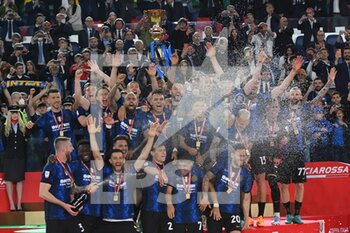 2022-05-11 - ROME, ITALY - May 11 :  Players Inter Milan FC  Celebrates The Victory during the  Italian Cup final  soccer match between   FC Juventus and Inter Milan FC at Stadio Olimpico on May 11,2022 in Rome, Italy.   - FINAL 2021/2022 - JUVENTUS FC VS INTER - FC INTERNAZIONALE - ITALIAN CUP - SOCCER