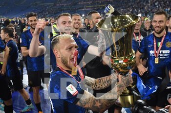 2022-05-11 - ROME, ITALY - May 11 :  Players Inter Milan FC  Celebrates The Victory during the  Italian Cup final  soccer match between   FC Juventus and Inter Milan FC at Stadio Olimpico on May 11,2022 in Rome, Italy.  - FINAL 2021/2022 - JUVENTUS FC VS INTER - FC INTERNAZIONALE - ITALIAN CUP - SOCCER