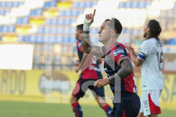 2022-08-05 - Gianluca Lapadula (Cagliari )jubilates after gol 2-2 
 during the Italian Cup 2022-23  Match of Cagliari Calcio Vs Perugia on 5 August 2022 at the Unipol Domus Stadium, Cagliari, Italy 


 - CAGLIARI CALCIO VS AC PERUGIA - ITALIAN CUP - SOCCER