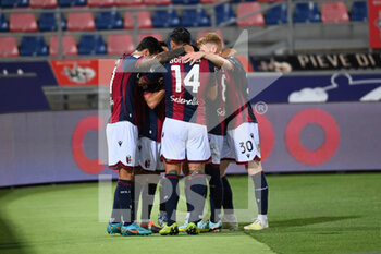 2022-08-08 - Bologna team celebrating Nicola Sansone after his goal - BOLOGNA FC VS COSENZA CALCIO - ITALIAN CUP - SOCCER