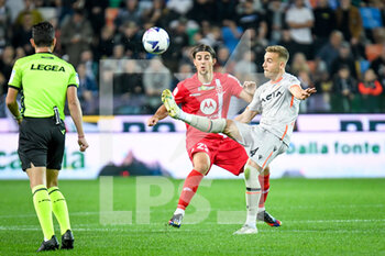 2022-10-19 - Udinese's Sandi Lovric hindered by Monza's Filippo Ranocchia - UDINESE CALCIO VS AC MONZA - ITALIAN CUP - SOCCER
