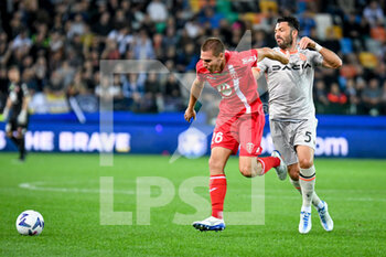 2022-10-19 - Monza's Valentin Antov hindered by Udinese's Tolgay Arslan - UDINESE CALCIO VS AC MONZA - ITALIAN CUP - SOCCER