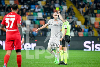2022-10-19 - The referee of the match Federico Dionisi shows yellow card to Udinese's Bram Nuytinck - UDINESE CALCIO VS AC MONZA - ITALIAN CUP - SOCCER