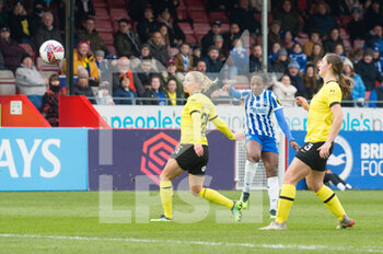 2022-01-23 - Brighton & Hove Albion Women's Forward Danielle Carter (18) has a shot on goal during the Women's English championship, FA Women's Super League football match between Brighton and Hove Albion and Chelsea on January 23, 2022 at The People's Pension Stadium, Crawley, England - BRIGHTON AND HOVE ALBION VS CHELSEA - ENGLISH FA WOMEN'S SUPER LEAGUE - SOCCER