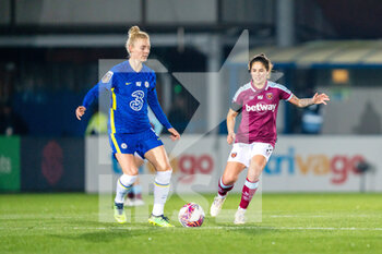 2022-01-26 - Chelsea midfielder Sophie Ingle (5) and West Ham United defender Zaneta Wyne (2) during the Women's English championship, FA Women's Super League football match between Chelsea and West Ham United on January 26, 2022 at Kingsmeadow in Kingston, England - CHELSEA VS WEST HAM UNITED - ENGLISH FA WOMEN'S SUPER LEAGUE - SOCCER