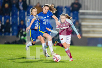 2022-01-26 - Niamh Charles of Chelsea and West Ham United midfielder Emma Snerle (8) during the Women's English championship, FA Women's Super League football match between Chelsea and West Ham United on January 26, 2022 at Kingsmeadow in Kingston, England - CHELSEA VS WEST HAM UNITED - ENGLISH FA WOMEN'S SUPER LEAGUE - SOCCER