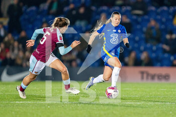 2022-01-26 - Chelsea forward Fran Kirby (14) and Lucy Parker of West Ham during the Women's English championship, FA Women's Super League football match between Chelsea and West Ham United on January 26, 2022 at Kingsmeadow in Kingston, England - CHELSEA VS WEST HAM UNITED - ENGLISH FA WOMEN'S SUPER LEAGUE - SOCCER