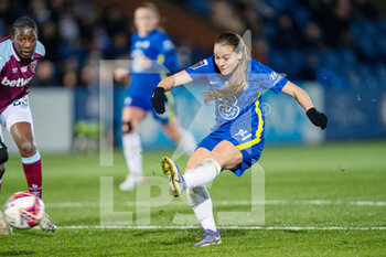 2022-01-26 - Chelsea forward Fran Kirby (14) during the Women's English championship, FA Women's Super League football match between Chelsea and West Ham United on January 26, 2022 at Kingsmeadow in Kingston, England - CHELSEA VS WEST HAM UNITED - ENGLISH FA WOMEN'S SUPER LEAGUE - SOCCER