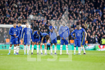 2022-02-27 - Chelsea players during penalties during the English League Cup, Carabao Cup Final football match between Chelsea and Liverpool on February 27, 2022 at Wembley Stadium in London, England - FINAL - CHELSEA VS LIVERPOOL - ENGLISH LEAGUE CUP - SOCCER