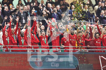 2022-02-27 - Liverpool players celebrate with the trophy after winning the English League Cup, Carabao Cup Final football match between Chelsea and Liverpool on February 27, 2022 at Wembley Stadium in London, England - FINAL - CHELSEA VS LIVERPOOL - ENGLISH LEAGUE CUP - SOCCER