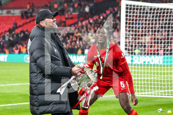 2022-02-27 - Jurgen Klopp Manager of Liverpool celebrates winning the cup during the English League Cup, Carabao Cup Final football match between Chelsea and Liverpool on February 27, 2022 at Wembley Stadium in London, England - FINAL - CHELSEA VS LIVERPOOL - ENGLISH LEAGUE CUP - SOCCER