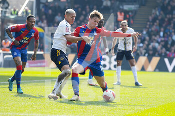 2022-03-20 - Everton striker Richarlison (7) and Crystal Palace 16 Joachim Andersen during the English FA Cup, quarter-finals football match between Crystal Palace and Everton on March 20, 2022 at Selhurst Park in London, England - CRYSTAL PALACE VS EVERTON - ENGLISH LEAGUE CUP - SOCCER