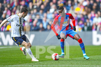 2022-03-20 - Everton defender Seamus Coleman (23) and Crystal Palace 11 Wilfried Zaha during the English FA Cup, quarter-finals football match between Crystal Palace and Everton on March 20, 2022 at Selhurst Park in London, England - CRYSTAL PALACE VS EVERTON - ENGLISH LEAGUE CUP - SOCCER