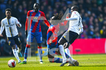 2022-03-20 - Everton midfielder Abdoulaye Doucoure (16) makes a tackle on Crystal Palace 10 Eberechi Eze during the English FA Cup, quarter-finals football match between Crystal Palace and Everton on March 20, 2022 at Selhurst Park in London, England - CRYSTAL PALACE VS EVERTON - ENGLISH LEAGUE CUP - SOCCER