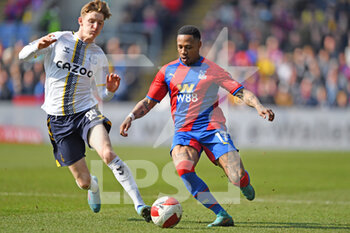 2022-03-20 - Everton midfielder Anthony Gordon (24) and Crystal Palace 17 Nathaniel Clyne during the English FA Cup, quarter-finals football match between Crystal Palace and Everton on March 20, 2022 at Selhurst Park in London, England - CRYSTAL PALACE VS EVERTON - ENGLISH LEAGUE CUP - SOCCER