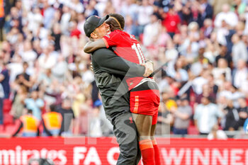 2022-05-14 - Jurgen Klopp Manager of Liverpool celebrates with Sadio Mane (10) of Liverpool at full time during the English FA Cup, Final football match between Chelsea and Liverpool on May 14, 2022 at Wembley Stadium in London, England - FINAL - CHELSEA VS LIVERPOOL - ENGLISH LEAGUE CUP - SOCCER