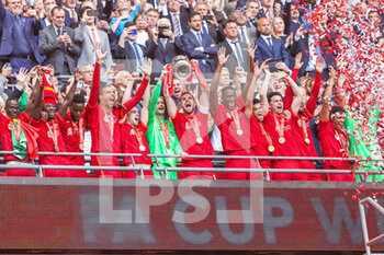 2022-05-14 - Liverpool players celebrates with the trophy during the English FA Cup, Final football match between Chelsea and Liverpool on May 14, 2022 at Wembley Stadium in London, England - FINAL - CHELSEA VS LIVERPOOL - ENGLISH LEAGUE CUP - SOCCER
