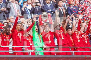 2022-05-14 - Liverpool players celebrates with the trophy during the English FA Cup, Final football match between Chelsea and Liverpool on May 14, 2022 at Wembley Stadium in London, England - FINAL - CHELSEA VS LIVERPOOL - ENGLISH LEAGUE CUP - SOCCER