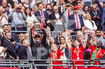 2022-05-14 - Jurgen Klopp Manager of Liverpool celebrates holding the Trophy during the English FA Cup, Final football match between Chelsea and Liverpool on May 14, 2022 at Wembley Stadium in London, England - FINAL - CHELSEA VS LIVERPOOL - ENGLISH LEAGUE CUP - SOCCER