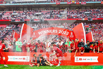 2022-05-14 - Liverpool players celebrate with the trophy at full time during the English FA Cup, Final football match between Chelsea and Liverpool on May 14, 2022 at Wembley Stadium in London, England - FINAL - CHELSEA VS LIVERPOOL - ENGLISH LEAGUE CUP - SOCCER