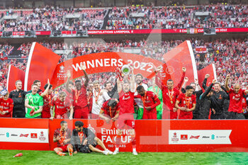 2022-05-14 - Liverpool players celebrates at full time winning the cup during the English FA Cup, Final football match between Chelsea and Liverpool on May 14, 2022 at Wembley Stadium in London, England - FINAL - CHELSEA VS LIVERPOOL - ENGLISH LEAGUE CUP - SOCCER