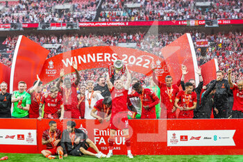 2022-05-14 - Liverpool players celebrates at full time winning the cup during the English FA Cup, Final football match between Chelsea and Liverpool on May 14, 2022 at Wembley Stadium in London, England - FINAL - CHELSEA VS LIVERPOOL - ENGLISH LEAGUE CUP - SOCCER