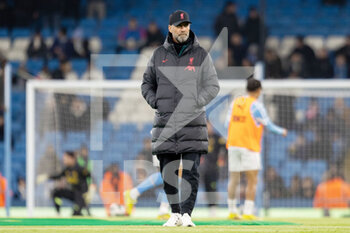 2022-12-22 - Liverpool manager Jurgen Klopp during the warm-up before the English League Cup, EFL 4th Round Carabao Cup, football match between Manchester City and Liverpool on December 22, 2022 at the Etihad Stadium in Manchester, England - FOOTBALL - ENGLISH LEAGUE CUP - MANCHESTER CITY V LIVERPOOL - ENGLISH LEAGUE CUP - SOCCER