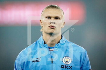 2022-12-22 - Manchester City forward Erling Haaland (9) warms up during the English League Cup, EFL 4th Round Carabao Cup, football match between Manchester City and Liverpool on December 22, 2022 at the Etihad Stadium in Manchester, England - FOOTBALL - ENGLISH LEAGUE CUP - MANCHESTER CITY V LIVERPOOL - ENGLISH LEAGUE CUP - SOCCER
