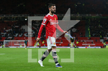2022-01-04 - Manchester United Midfielder Bruno Fernandes (18) after the final whistle during the English championship Premier League football match between Manchester United and Wolverhampton Wanderers on January 3, 2022 at Old Trafford in Manchester, England - MANCHESTER UNITED VS WOLVERHAMPTON WANDERERS - ENGLISH PREMIER LEAGUE - SOCCER