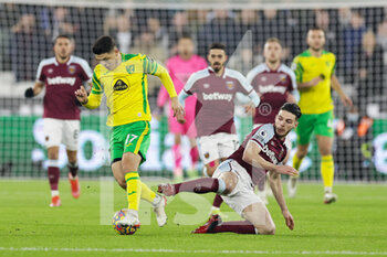 2022-01-12 - Declan Rice (41) of West Ham United slides in and tackles Milot Rashica (17) of Norwich City during the English championship Premier League football match between West Ham United and Norwich City on 12 January 2022 at the London Stadium in London, England - WEST HAM UNITED VS NORWICH CITY - ENGLISH PREMIER LEAGUE - SOCCER