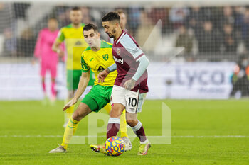 2022-01-12 - Manuel Lanzini (10) of West Ham United during the English championship Premier League football match between West Ham United and Norwich City on 12 January 2022 at the London Stadium in London, England - WEST HAM UNITED VS NORWICH CITY - ENGLISH PREMIER LEAGUE - SOCCER