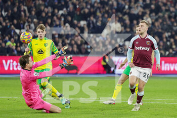 2022-01-12 - Jarrod Bowen (20) of West Ham United shoots towards the goal during the English championship Premier League football match between West Ham United and Norwich City on 12 January 2022 at the London Stadium in London, England - WEST HAM UNITED VS NORWICH CITY - ENGLISH PREMIER LEAGUE - SOCCER