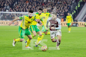 2022-01-12 - Nikola Vlasic (11) of West Ham United tussles with Grant Hanley (5) of Norwich City during the English championship Premier League football match between West Ham United and Norwich City on 12 January 2022 at the London Stadium in London, England - WEST HAM UNITED VS NORWICH CITY - ENGLISH PREMIER LEAGUE - SOCCER