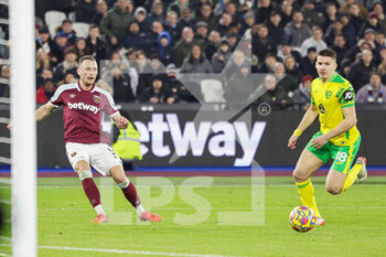 2022-01-12 - Vladimir Coufal (5) of West Ham United crosses the ball during the English championship Premier League football match between West Ham United and Norwich City on 12 January 2022 at the London Stadium in London, England - WEST HAM UNITED VS NORWICH CITY - ENGLISH PREMIER LEAGUE - SOCCER