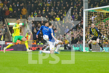 2022-01-15 - Michael Keane of Everton scores an own goal 1-0 during the English championship Premier League football match between Norwich City and Everton on January 15, 2022 at Carrow Road in Norwich, England - NORWICH CITY VS EVERTON - ENGLISH PREMIER LEAGUE - SOCCER