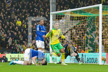 2022-01-15 - Michael Keane (5) of Everton scores an own goal ands Adam Idah (35) of Norwich City celebrates during the English championship Premier League football match between Norwich City and Everton on January 15, 2022 at Carrow Road in Norwich, England - NORWICH CITY VS EVERTON - ENGLISH PREMIER LEAGUE - SOCCER