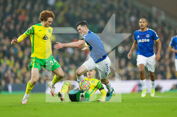 2022-01-15 - Michael Keane (5) of Everton tussles with Milot Rashica (17) of Norwich City during the English championship Premier League football match between Norwich City and Everton on January 15, 2022 at Carrow Road in Norwich, England - NORWICH CITY VS EVERTON - ENGLISH PREMIER LEAGUE - SOCCER