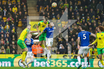 2022-01-15 - Ben Gibson (4) of Norwich City heads towards goal during the English championship Premier League football match between Norwich City and Everton on January 15, 2022 at Carrow Road in Norwich, England - NORWICH CITY VS EVERTON - ENGLISH PREMIER LEAGUE - SOCCER