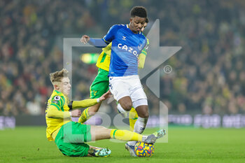 2022-01-15 - Brandon Williams (21) of Norwich City slides in and tackles Demarai Gray (11) of Everton during the English championship Premier League football match between Norwich City and Everton on January 15, 2022 at Carrow Road in Norwich, England - NORWICH CITY VS EVERTON - ENGLISH PREMIER LEAGUE - SOCCER