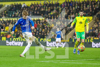 2022-01-15 - Anthony Gordon (24) of Everton shoots during the English championship Premier League football match between Norwich City and Everton on January 15, 2022 at Carrow Road in Norwich, England - NORWICH CITY VS EVERTON - ENGLISH PREMIER LEAGUE - SOCCER