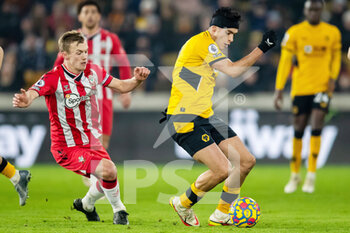 2022-01-15 - Raul Jimenez of Wolverhampton and James Ward-Prowse of Southampton during the English championship Premier League football match between Wolverhampton Wanderers and Southampton on January 15, 2022 at Molineux in Wolverhampton, England - WOLVERHAMPTON WANDERERS VS SOUTHAMPTON - ENGLISH PREMIER LEAGUE - SOCCER