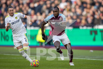 2022-01-16 - Leeds United defender Luke Ayling (2) and West Ham United striker Michail Antonio during the English championship Premier League football match between West Ham United and Leeds United on January 16, 2022 at the London Stadium in London, England - WEST HAM UNITED VS LEEDS UNITED - ENGLISH PREMIER LEAGUE - SOCCER