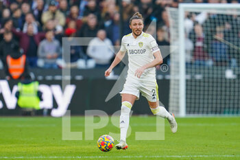 2022-01-16 - Leeds United defender Luke Ayling during the English championship Premier League football match between West Ham United and Leeds United on January 16, 2022 at the London Stadium in London, England - WEST HAM UNITED VS LEEDS UNITED - ENGLISH PREMIER LEAGUE - SOCCER