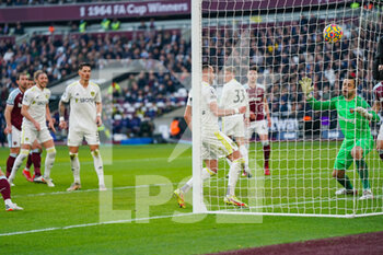 2022-01-16 - Leeds United midfielder Jack Harrison (22) scores a goal to make the score 1-2 during the English championship Premier League football match between West Ham United and Leeds United on January 16, 2022 at the London Stadium in London, England - WEST HAM UNITED VS LEEDS UNITED - ENGLISH PREMIER LEAGUE - SOCCER