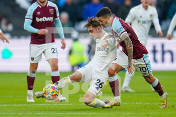 2022-01-16 - Leeds United midfielder Lewis Bate (26) and West Ham United midfielder Manuel Lanzini (10) during the English championship Premier League football match between West Ham United and Leeds United on January 16, 2022 at the London Stadium in London, England - WEST HAM UNITED VS LEEDS UNITED - ENGLISH PREMIER LEAGUE - SOCCER
