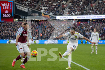 2022-01-16 - Leeds United midfielder Jack Harrison (22) in action during the English championship Premier League football match between West Ham United and Leeds United on January 16, 2022 at the London Stadium in London, England - WEST HAM UNITED VS LEEDS UNITED - ENGLISH PREMIER LEAGUE - SOCCER