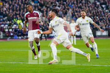 2022-01-16 - Leeds United midfielder Jack Harrison (22) scores a goal for his hat trick and celebrates to make the score 2-3 during the English championship Premier League football match between West Ham United and Leeds United on January 16, 2022 at the London Stadium in London, England - WEST HAM UNITED VS LEEDS UNITED - ENGLISH PREMIER LEAGUE - SOCCER