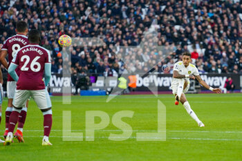 2022-01-16 - Leeds United forward Raphinha (10) takes a free kick during the English championship Premier League football match between West Ham United and Leeds United on January 16, 2022 at the London Stadium in London, England - WEST HAM UNITED VS LEEDS UNITED - ENGLISH PREMIER LEAGUE - SOCCER